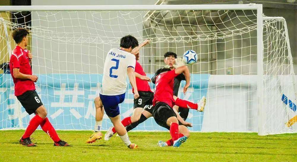 国内足球赛事上演激动人心的对决