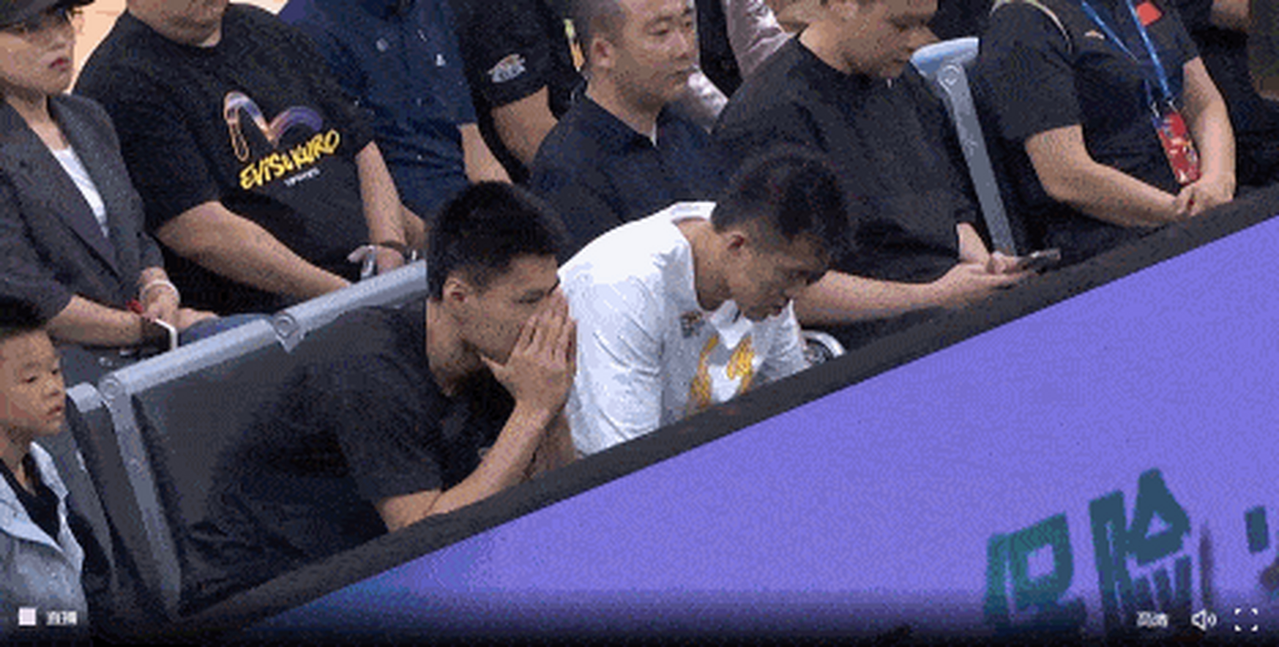 精彩比赛好不容易，观众席上亿万球迷热泪盈眶的简单介绍